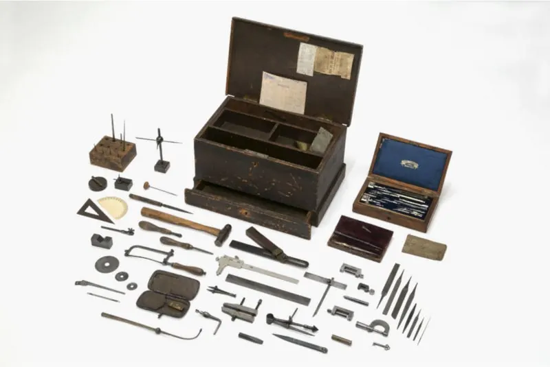 Caja de herramientas del maquinista John Kruesi. 1872–1899. Fuente: acá